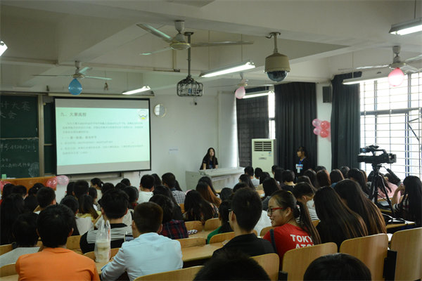 图为物流协会代表讲解大赛流程 摄影：_压缩.jpg