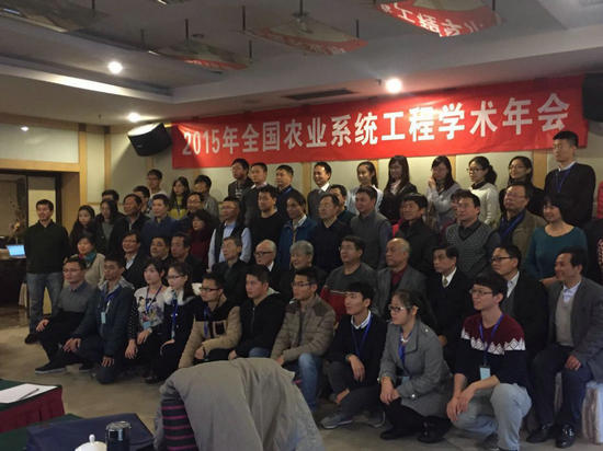 1449543366424809.jpg 图为参加年会的专家和教师合影 摄影:黄正涛.jpg