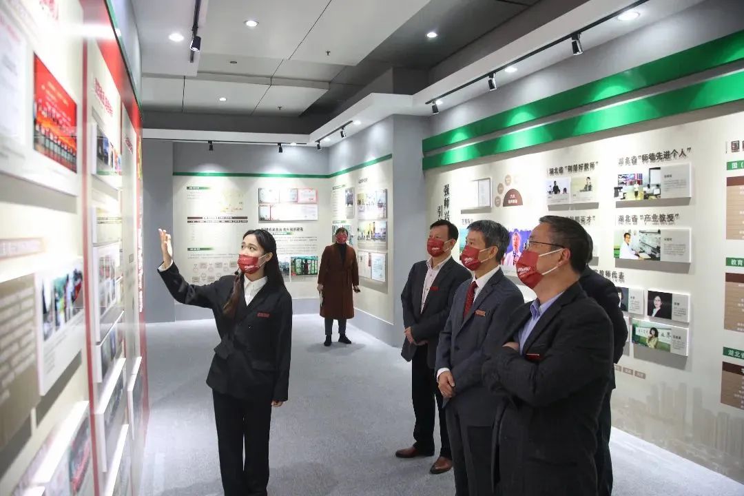 2022.11.17领导参观校史馆 摄影:李若源 (12).jpg 图片